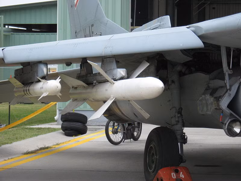 R-27R1 là phiên bản dùng hệ dẫn đường radar của dòng tên lửa không đối không tầm trung R-27 được phát triển để tiêu diệt các mục tiêu trong mọi điều kiện thời tiết, cả bán cầu trước và sau (hay là trước mặt máy bay hay là sau đuôi máy bay), có khả năng đối kháng hiệu quả với các biện pháp gây nhiễu của đối phương.