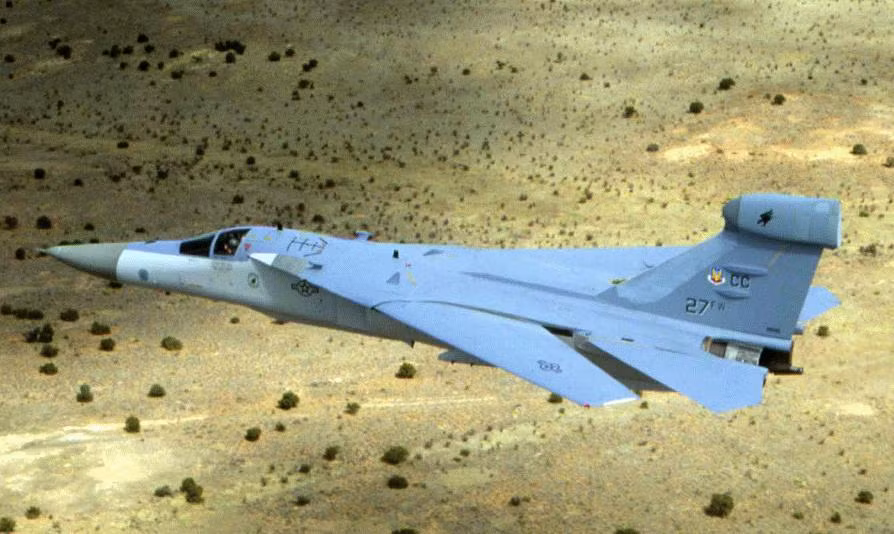 Dẫu vậy, máy bay tác chiến điện tử EF-111 không phải là không có điểm yếu. Điểm yếu lớn nhất là việc nó chỉ có khả năng gây nhiễu đài radar mà không thể tấn công radar bằng tên lửa chống bức xạ AGM-45 hay AGM-78 hay AGM-88.