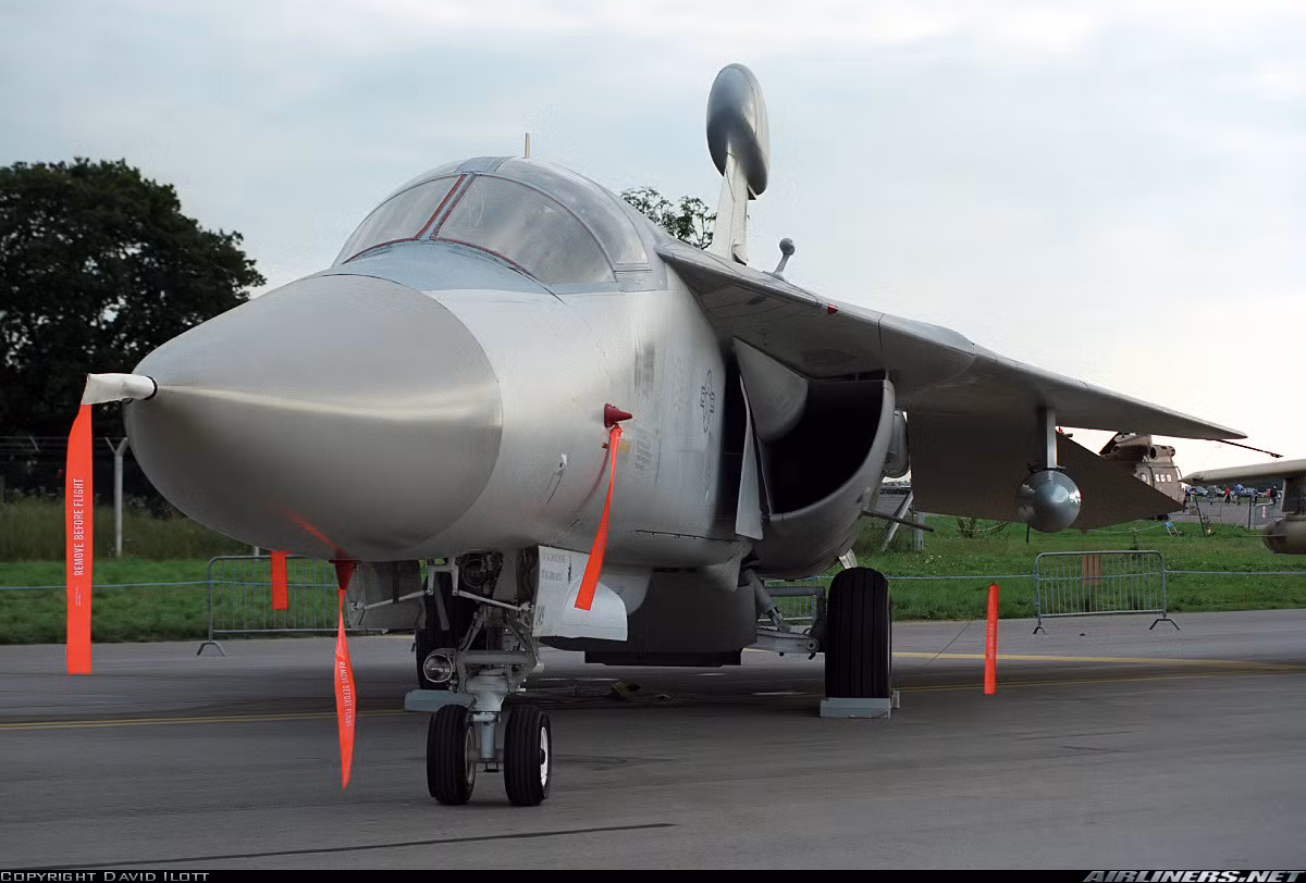 EF-111 không có khả năng thực hiện nhiệm vụ áp chế phòng không đối phương (SEAD). Đây là một hạn chế lớn trong tác chiến, vì khi radar đối phương vẫn hoạt động, máy bay có thể gặp nguy hiểm. Vì áp chế điện tử chỉ làm gián đoạn, hoặc gây khó khăn cho quá trình nhận dạng mục tiêu. Trong khi mẫu EA-6B già nua của Hải quân Mỹ tuy tốc độ bay chậm nhưng đổi lại nó mang được nhiều vũ khí chống radar.