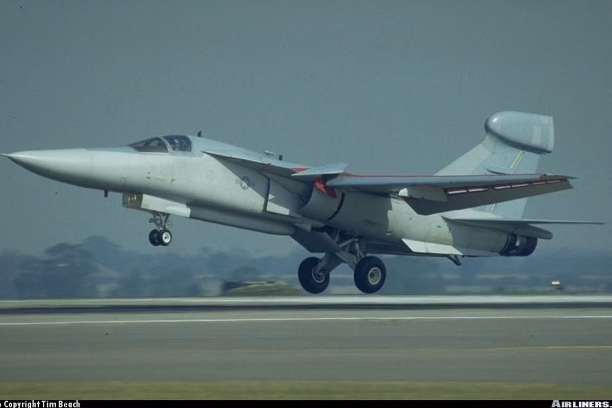 EF-111 được trang bị động cơ phản lực có đốt phụ TF30-P-9 cho tốc độ tối đa 2.350km/h ở trần bay cao, bán kính tác chiến 1.500-1.700km, tầm bay cực đại 6.110km, trần bay 13,71km và vận tốc leo cao 3.353 m/phút.