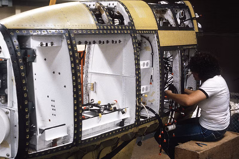 Ngoài ra, nó còn mang theo một loạt thiết bị gây nhiễu khác. EF-111 có khả năng phủ sóng gây nhiễu trên một khu vực rộng lớn, tạo nên lớp “áo giáp điện tử” che chắn cho các máy bay chiến thuật của Không quân Mỹ. Ảnh: Lắp các thiết bị điện tử vào khung thân F-111.