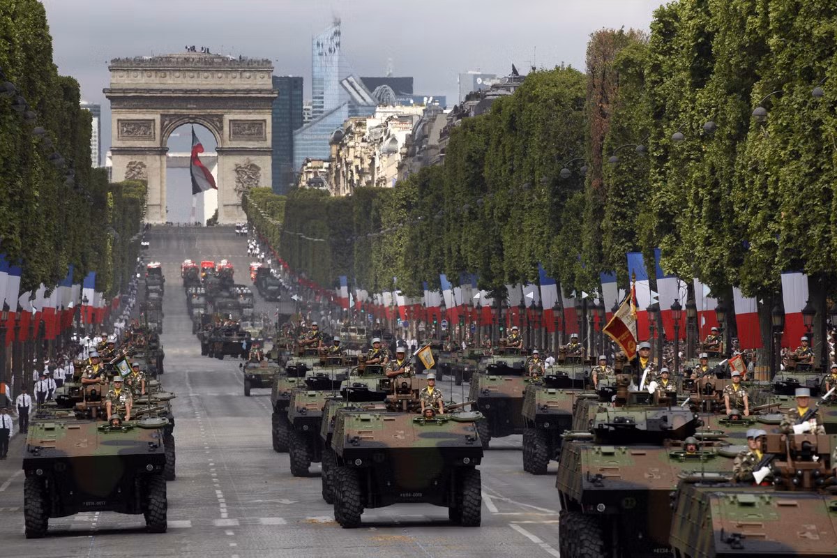Trong ngày hôm nay (14/7), Quân đội Pháp sẽ tiến hành cuộc duyệt binh lớn kỷ niệm ngày Bastille Day với sự tham gia của hàng nghìn binh sĩ cùng hàng loạt công nghệ vũ khí "khủng", trong đó có nhiều loại vũ khí lần đầu tiên được giới thiệu.