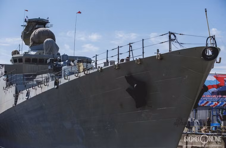 Đáng lưu tâm, các chuyên gia Trung Quốc cũng đang theo dõi chặt chẽ việc Nga đóng các tàu hộ vệ Gepard 3.9 dành cho Hải quân Nhân dân Việt Nam. Đây là phiên bản xuất khẩu của Gepard 11661K với cấu hình vũ khí – radar dành riêng cho Việt Nam.