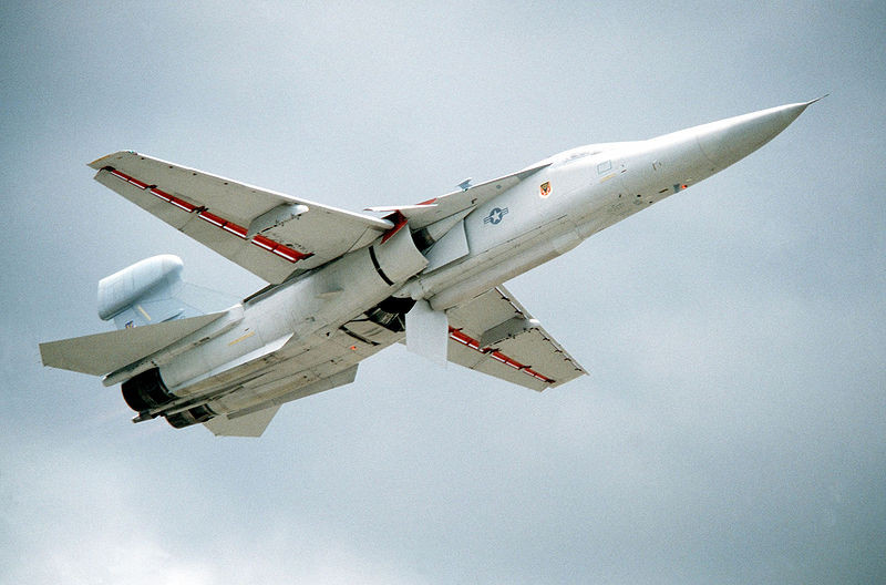 EF-111 Raven được vận hành bởi phi hành đoàn hai người gồm phi công và sĩ quan tác chiến điện tử. Máy bay có chiều dài 23,17m, sải cánh 9,74m, cao 6,1m, trọng lượng cất cánh tối đa 40,37 tấn.