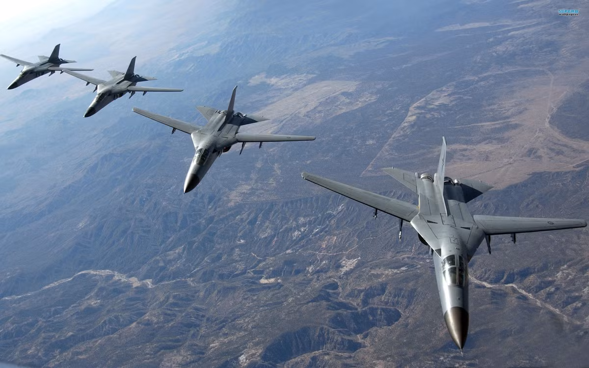 EF-111 Raven được phát triển từ cuối những năm 1960 nhằm thay thế cho các mẫu máy bay tác chiến điện tử EB-66 và EB-57 đã lỗi thời. Yêu cầu của Không quân Mỹ khi đó phải là mẫu máy bay áp chế điện tử bay với tốc độ siêu âm. Chính vì thế, Raven đã được phát triển dựa trên máy bay ném bom siêu âm F-111 Aardvark.