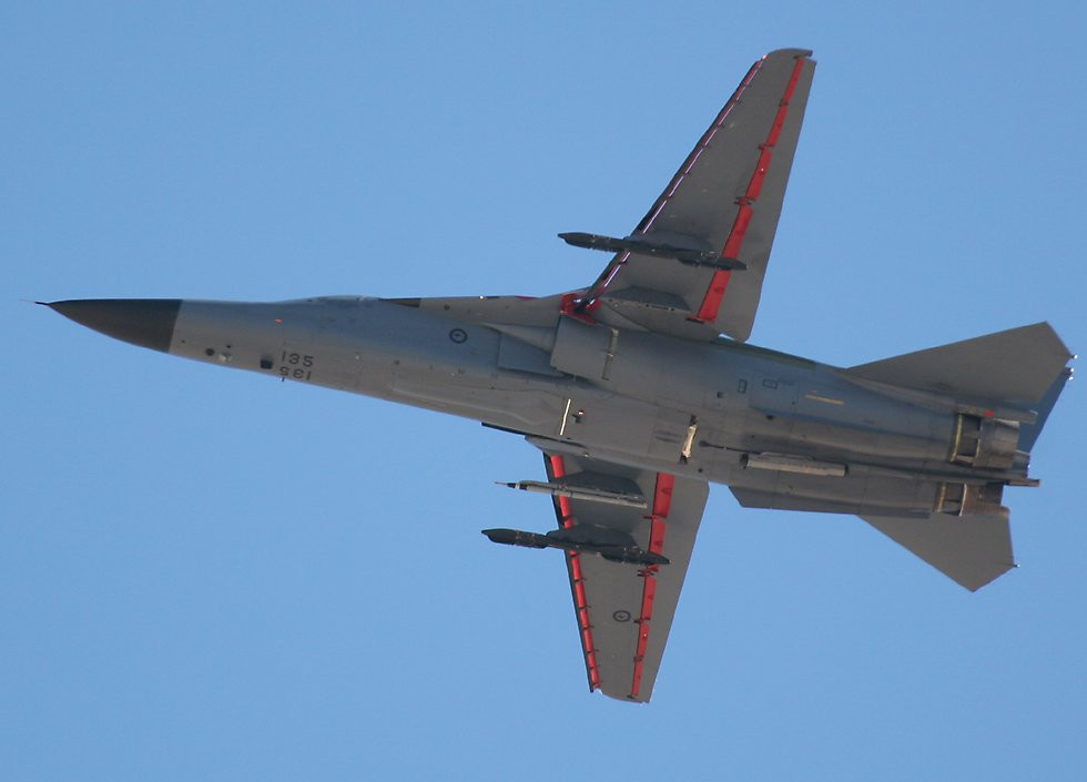 Chính vì thế, trong khi EA-6B được phát triển và sử dụng từ 1971 tới tận ngày nay thì EF-111 dù có khả năng tác chiến điện tử mạnh hơn nhưng chỉ phục vụ trong vòng 15 năm, tới 1998 thì rút khỏi "quân ngũ".