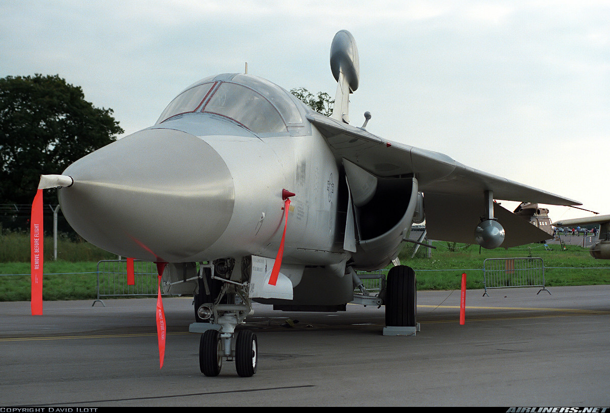 EF-111 không có khả năng thực hiện nhiệm vụ áp chế phòng không đối phương (SEAD). Đây là một hạn chế lớn trong tác chiến, vì khi radar đối phương vẫn hoạt động, máy bay có thể gặp nguy hiểm. Vì áp chế điện tử chỉ làm gián đoạn, hoặc gây khó khăn cho quá trình nhận dạng mục tiêu. Trong khi mẫu EA-6B già nua của Hải quân Mỹ tuy tốc độ bay chậm nhưng đổi lại nó mang được nhiều vũ khí chống radar.