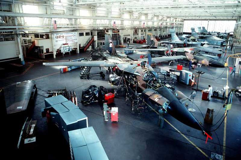 Việc chuyển đổi máy bay ném bom F-111 là khá tốn kém, đơn giá sản xuất máy bay chỉ từ 10-15 triệu USD nhưng phải tốn đến 25 triệu USD đưa nó sang vai trò tác chiến điện tử. Chỉ có 42 chiếc EF-111 Raven được chế tạo cho Không quân Mỹ từ năm 1983.