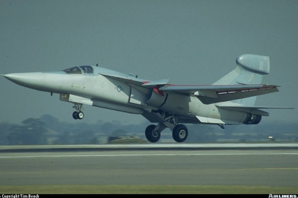 EF-111 được trang bị động cơ phản lực có đốt phụ TF30-P-9 cho tốc độ tối đa 2.350km/h ở trần bay cao, bán kính tác chiến 1.500-1.700km, tầm bay cực đại 6.110km, trần bay 13,71km và vận tốc leo cao 3.353 m/phút.