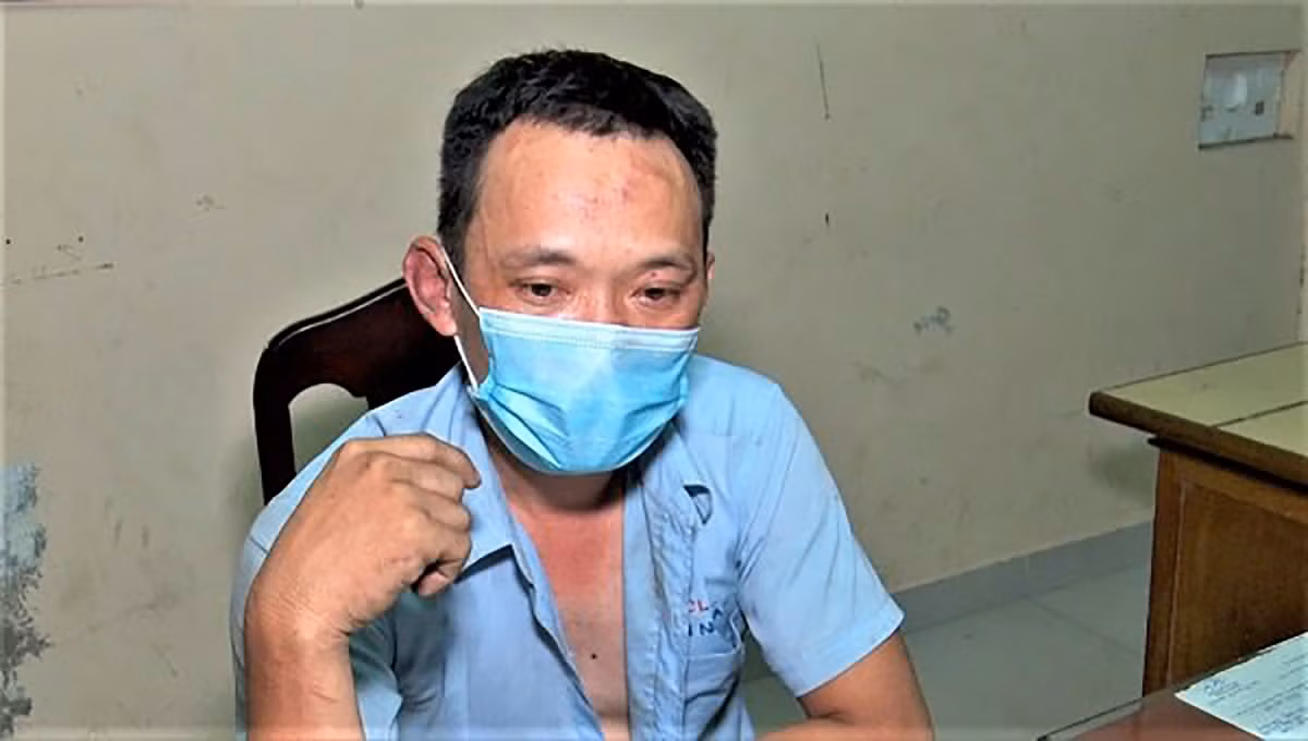  Tài xế phun nước bọt vào công an ở chốt Kiểm dịch liên ngành: Khi một CSGT lên xe kiểm tra thì Nguyễn Quốc Tuấn (32 tuổi, trú TP Quảng Ngãi, tỉnh Quảng Ngãi) đóng cửa xe, nhốt cảnh sát giao thông rồi nổ máy cho xe chạy lùi với tốc độ nhanh, đâm vào lán chốt kiểm soát. Tuấn tiếp tục có hành vi tấn công, chống đối lực lượng làm nhiệm vụ tại chốt, phun nước bọt và đe dọa làm lây lan dịch bệnh. Ngày 2/6, Tuấn bị Công an Đà Nẵng khởi tố, bắt tạm giam. 