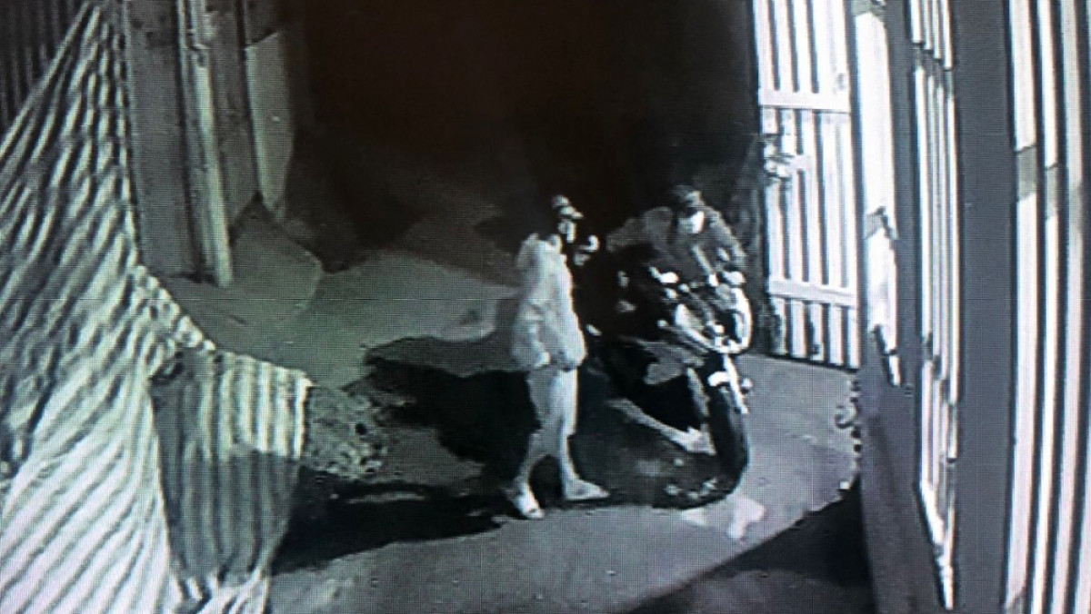  Mất 2 xe máy ngay trong trụ sở công an phường: Ngày 2/6, UBND TP Thuận An, tỉnh Bình Dương cho biết, tối 28/5, Tổ công tác Công an phường Hưng Định lấy xe đi tuần tra, kiểm soát địa bàn. Xong việc, mọi người quay trở về nghỉ ngơi và để xe máy trong sân trụ sở công an phường nhưng chưa khóa cổ. Một lúc sau, đến lượt tổ khác đi tuần tra thì phát hiện hai chiếc xe máy mang nhãn hiệu Yamaha Exciter ngoài sân bị mất trộm. 