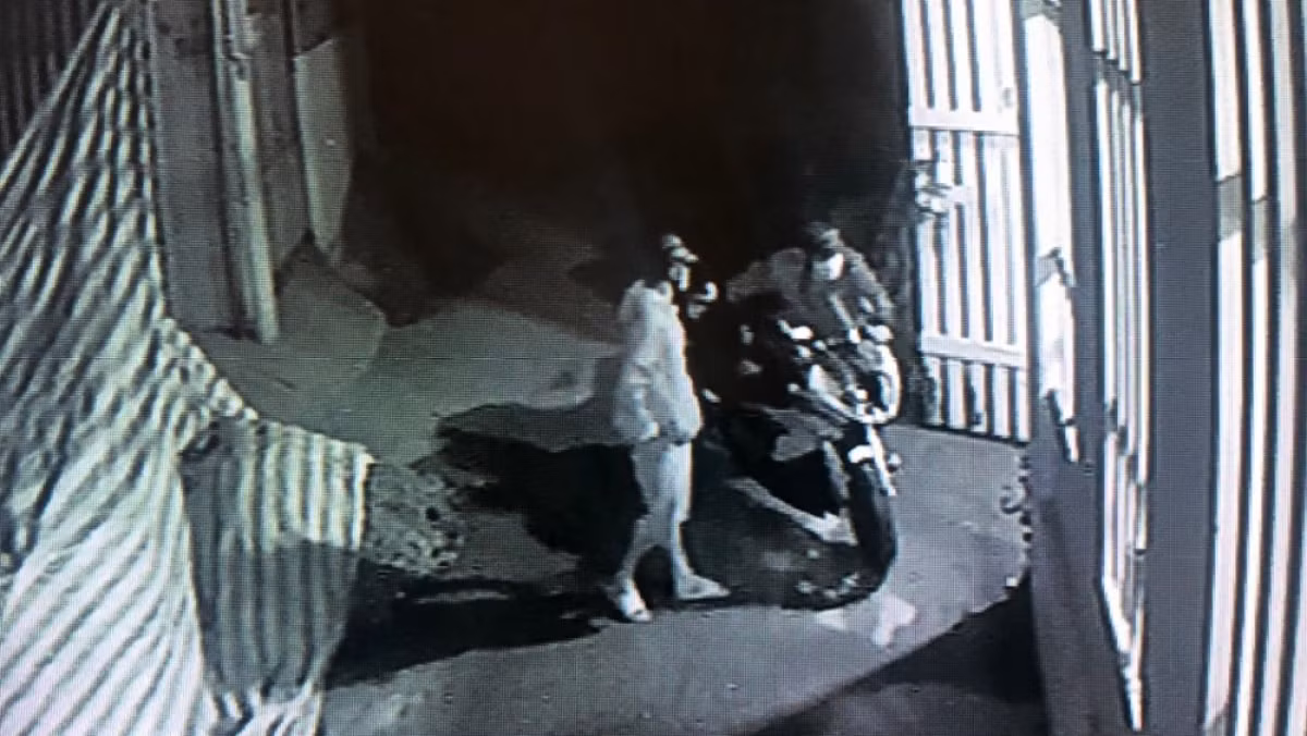  Mất 2 xe máy ngay trong trụ sở công an phường: Ngày 2/6, UBND TP Thuận An, tỉnh Bình Dương cho biết, tối 28/5, Tổ công tác Công an phường Hưng Định lấy xe đi tuần tra, kiểm soát địa bàn. Xong việc, mọi người quay trở về nghỉ ngơi và để xe máy trong sân trụ sở công an phường nhưng chưa khóa cổ. Một lúc sau, đến lượt tổ khác đi tuần tra thì phát hiện hai chiếc xe máy mang nhãn hiệu Yamaha Exciter ngoài sân bị mất trộm. 