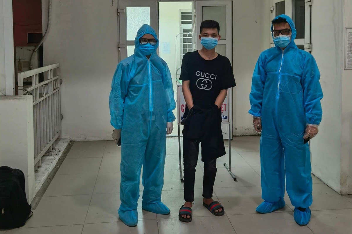  Thanh niên trốn khỏi khu cách ly ở Lạng Sơn về Hà Nội: Không chấp hành quy định, khoảng 4h sáng 1/6, Lý Mạnh Thương (SN 2002 ở huyện Hữu Lũng, tỉnh Lạng Sơn) trộm 1 điện thoại di động, 1,1 triệu đồng của người cùng cách ly, bắt xe khách từ Lạng Sơn xuống bến xe Mỹ Đình. Đến 17h cùng ngày, đối tượng di chuyển đến hồ Hạ Đình (quận Thanh Xuân, Hà Nội) để tìm việc làm thì bị tổ công tác bắt giữ. 