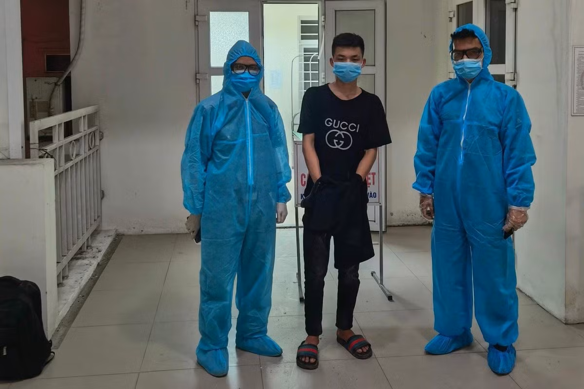  Thanh niên trốn khỏi khu cách ly ở Lạng Sơn về Hà Nội: Không chấp hành quy định, khoảng 4h sáng 1/6, Lý Mạnh Thương (SN 2002 ở huyện Hữu Lũng, tỉnh Lạng Sơn) trộm 1 điện thoại di động, 1,1 triệu đồng của người cùng cách ly, bắt xe khách từ Lạng Sơn xuống bến xe Mỹ Đình. Đến 17h cùng ngày, đối tượng di chuyển đến hồ Hạ Đình (quận Thanh Xuân, Hà Nội) để tìm việc làm thì bị tổ công tác bắt giữ. 