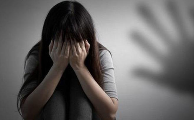  Rủ bé gái 11 tuổi đi thăm bẫy rồi hiếp dâm nạn nhân: Hồ Quang Đại (44 tuổi; ngụ TP Cà Mau, tỉnh Cà Mau) đến nhà bé M. chơi rồi rủ bé gái này ra chòi vuông cách nhà khoảng 400m thăm bẫy. Tại đây, bé M. đã bị gã đàn ông này xâm hại tình dục. Đại cho M. 100.000 đồng và dặn không được tiết lộ với bất cứ ai. Khi về đến nhà, M. đã kể lại việc bị Đại xâm hại cho người thân nghe. Ngay lập tức, người nhà M. đã đến công an trình báo. Ngày 2/6, Đại bị Công an tỉnh Cà Mau bắt khẩn cấp.