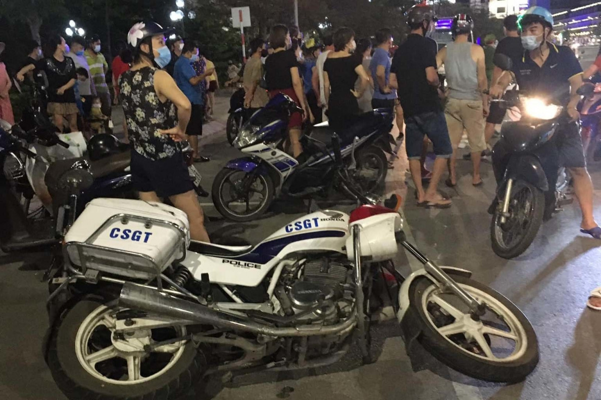  Chống đối, gây tai nạn khiển 1 CSGT bị vỡ đầu gối: Khi tổ công tác yêu cầu kiểm tra V.D.T. (SN 1992, trú TP Hạ Long, Quảng Ninh) tại tuyến đường Lê Thánh Tông (TP Hạ Long) do T. không đội mũ bảo hiểm. Tuy nhiên, T. không chấp hành mà tăng ga bỏ chạy, dẫn tới va chạm với mô tô chuyên dụng của CSGT. Vụ tai nạn khiến một chiến sỹ bị vỡ xương đầu gối, gãy chân phải. Ngày 2/6, Công an TP Hạ Long cho biết đang tạm giữ T. để điều tra.