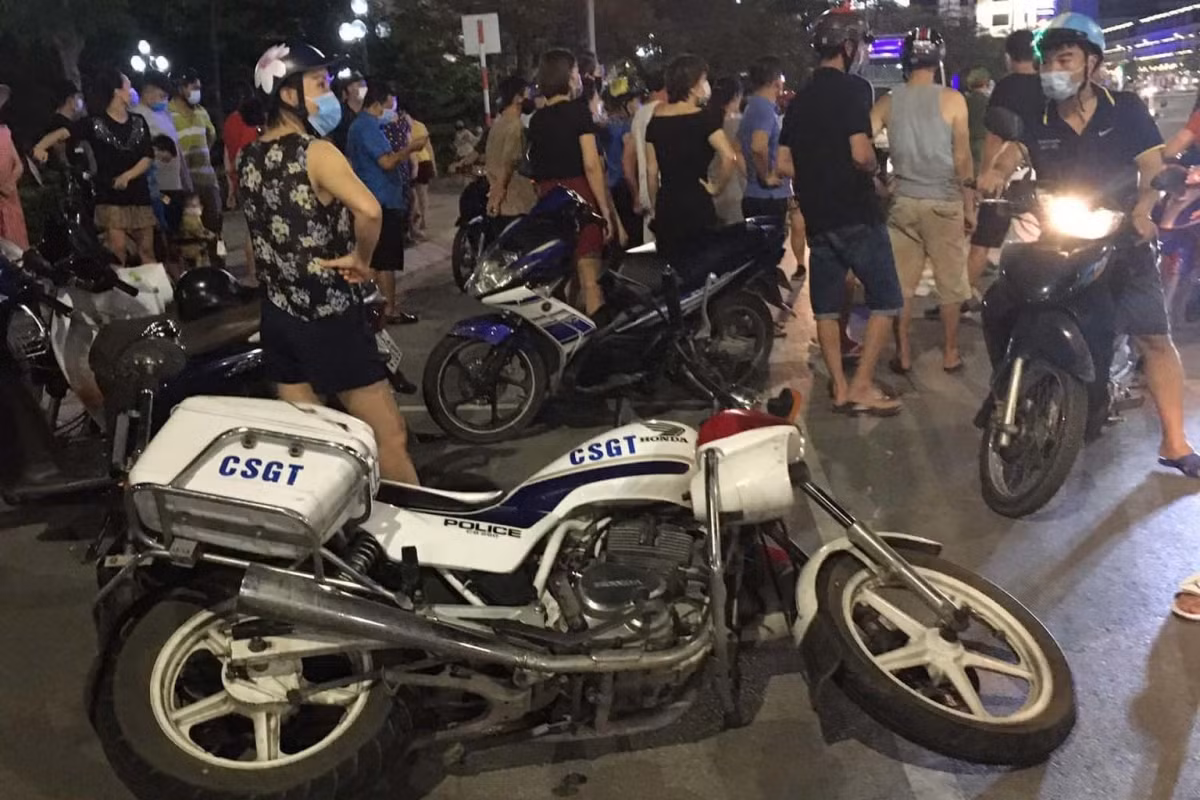  Chống đối, gây tai nạn khiển 1 CSGT bị vỡ đầu gối: Khi tổ công tác yêu cầu kiểm tra V.D.T. (SN 1992, trú TP Hạ Long, Quảng Ninh) tại tuyến đường Lê Thánh Tông (TP Hạ Long) do T. không đội mũ bảo hiểm. Tuy nhiên, T. không chấp hành mà tăng ga bỏ chạy, dẫn tới va chạm với mô tô chuyên dụng của CSGT. Vụ tai nạn khiến một chiến sỹ bị vỡ xương đầu gối, gãy chân phải. Ngày 2/6, Công an TP Hạ Long cho biết đang tạm giữ T. để điều tra.