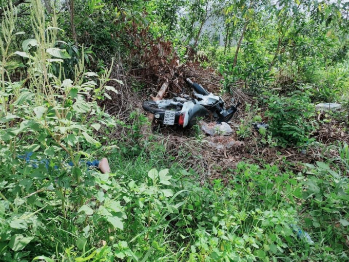  Sau tiếng động lớn, phát hiện 2 người tử vong trong bụi cây: Sáng 2/6 trên đường thuộc phường Thới Hòa (thị xã Bến Cát, tỉnh Bình Dương) người dân nghe thấy tiếng va chạm rất mạnh liền chạy ra kiểm tra thì thấy 2 thanh niên đi xe máy mang BKS: 93F1 – 373.64 và BKS: 65L1- 189.88 nằm bất động ở bụi cây. Lại gần kiểm tra thì phát hiện cả 2 đã tử vong nên trình báo cơ quan công an. 