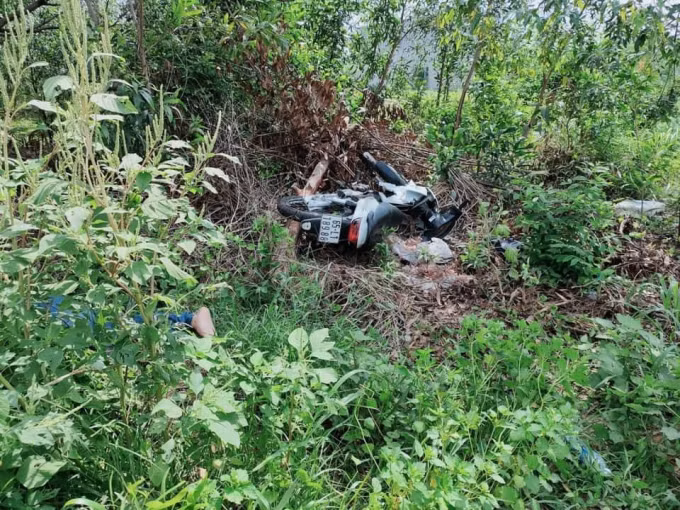  Sau tiếng động lớn, phát hiện 2 người tử vong trong bụi cây: Sáng 2/6 trên đường thuộc phường Thới Hòa (thị xã Bến Cát, tỉnh Bình Dương) người dân nghe thấy tiếng va chạm rất mạnh liền chạy ra kiểm tra thì thấy 2 thanh niên đi xe máy mang BKS: 93F1 – 373.64 và BKS: 65L1- 189.88 nằm bất động ở bụi cây. Lại gần kiểm tra thì phát hiện cả 2 đã tử vong nên trình báo cơ quan công an. 