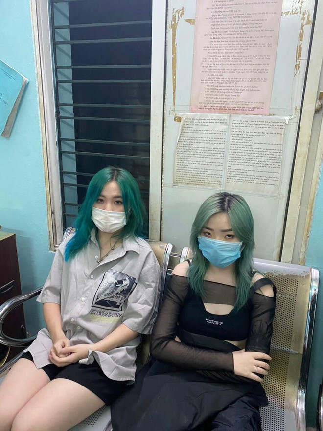  Hai nữ sinh viên tàng trữ trái phép ma túy: Ngày 7/6, Công an TP Hà Nội cho biết, trong lúc tuần tra kiểm soát trên tuyến đường Chùa Bộc, quận Đống Đa, Đại đội 2, Tiểu đoàn Cảnh sát đặc nhiệm, Trung đoàn CSCĐ, Công an TP Hà Nội đã phát hiện hai nữ sinh viên Vũ Thị Khánh Linh (sinh viên Học viện Tài chính) và Lê Thị Thu Hằng (SN 2001, đều SN 2001, ở Thanh Hóa sinh viên ĐH Lao động xã hội) tàng trữ trái phép ma túy cần sa.