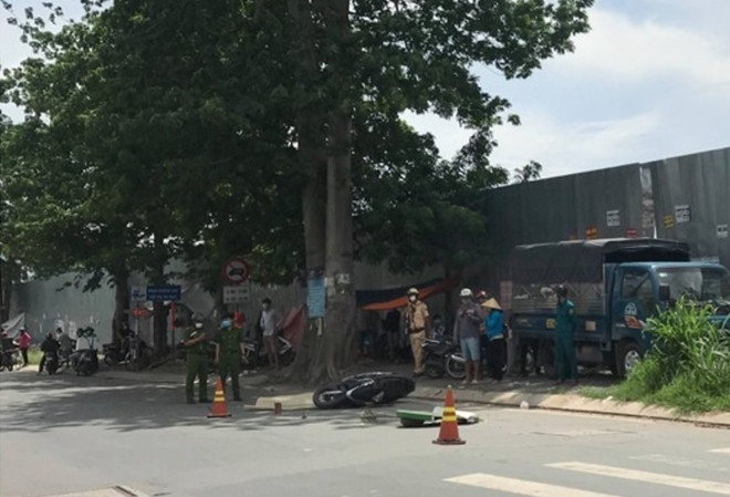  Người phụ nữ tử vọng trên đường đi thăm người thân: Khoảng 10h ngày 7/6, bà N.T.C (SN 1972, quê Hải Dương) điều khiển xe máy đi thăm người thân khi đang lưu thông trên đường Hoàng Hữu Nam thuộc phường Long Thạnh Mỹ (TP Thủ Đức, TP Hồ Chí Minh) thì va chạm với xe ben lưu thông cùng chiều. Vụ va chạm khiến bà C. ngã xuống đường rơi vào bánh xe ben tử vong. 