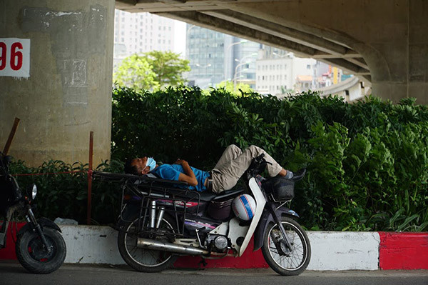 Nhiều người đã tìm cho mình những điểm có bóng mát để nghỉ trưa. 