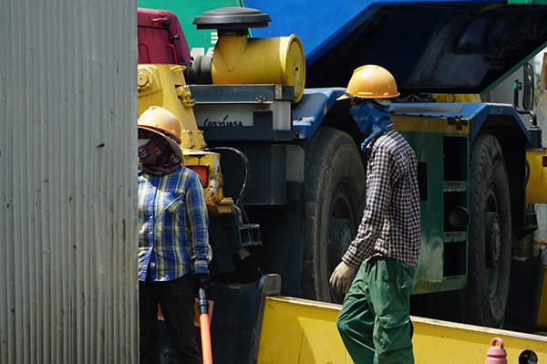 Khói bụi kèm theo nắng nóng gay gắt khiến họ cảm thấy ngột ngạt khó chịu.