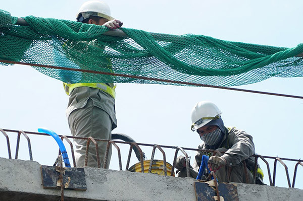 Càng về thời điểm trưa thì nhiệt độ ở Hà Nội lại càng gay gắt.