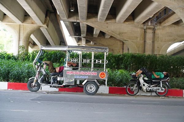 Những bóng cây, mái nhà, gầm cầu, trạm xe buýt… là nơi những công nhân, người chạy xe ôm, lao động ngoài đường phố tận dụng để nghỉ ngơi vào giữa trưa.