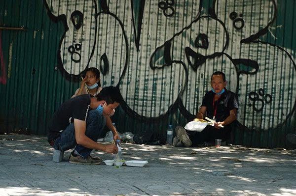 Bữa cơm vội lúc trưa nắng của người dân.