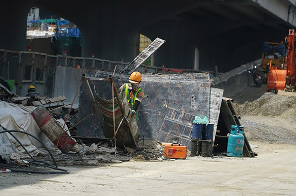 Can canh cong nhan, nguoi lao dong chong choi giua cai nang 40 do C