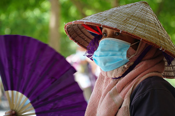 Nhiệt độ lúc giữa trưa ở các khu vực hấp thụ nhiệt lớn như đường bê tông, đường nhựa có thể lên tới trên 40 độ C.