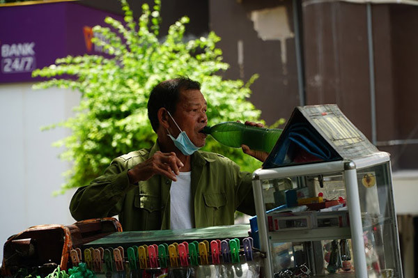 Đợt nắng nóng này quá gay gắt khiến sinh hoạt của nhiều người, đặc biệt là những người lao động ngoài trời bị đảo lộn.