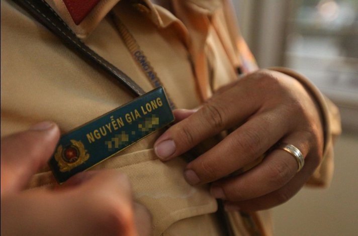 Tôi là đại úy Nguyễn Gia Long, cán bộ tại Đội 6, Phòng CSGT, Công an Hà Nội. Nhà tôi cách cơ quan chỉ hơn 1 km. Khoảng 5h, tôi xuất phát để đến đơn vị. Khi tới nơi, tôi chuẩn bị quân tư trang rồi giao ban buổi sáng. 