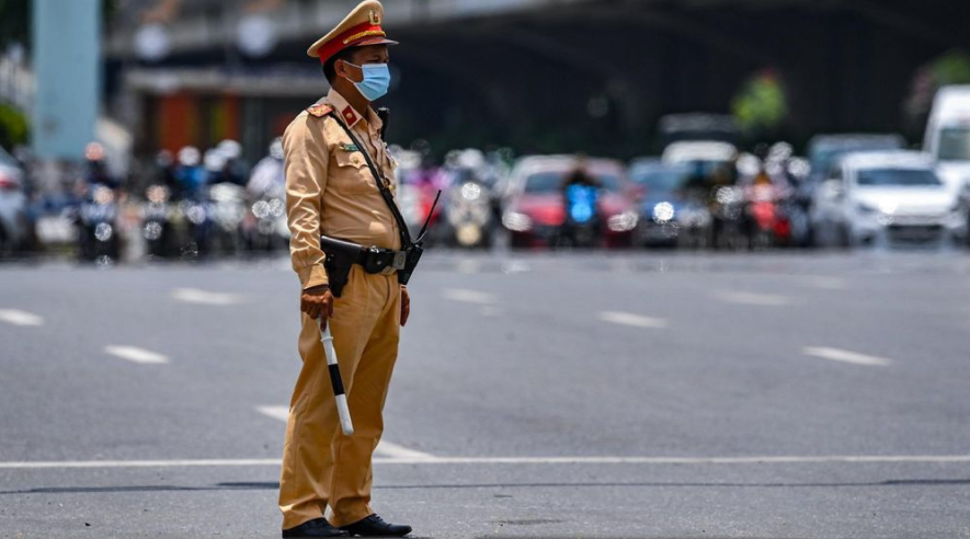 Về trưa, nắng nóng càng gay gắt. Ở trên là mặt trời thời điểm đứng bóng nhất, phía dưới là hơi nóng từ mặt đường nhựa và khí thải xe cộ bốc lên. 