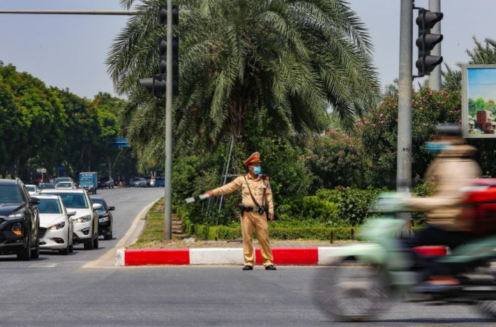 Chúng tôi không được nghỉ ngơi quá lâu. Khi cơ thể hồi sức, tôi và đồng đội tiếp tục ra đường làm nhiệm vụ và quan sát, nắm bắt tình hình để sẵn sàng xử lý khi phát sinh sự cố. 
