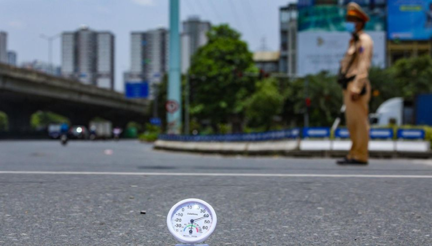 12h trưa, nhiệt độ ngoài trời trên 41 độ C. Một số khu vực xuất hiện ảo ảnh do nắng gay gắt.