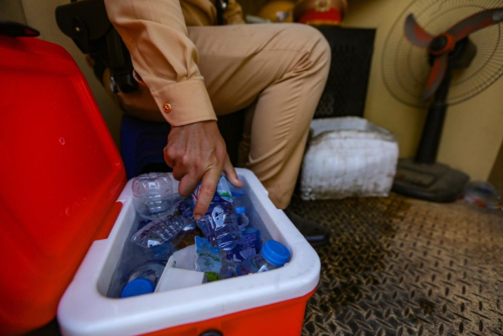 Làm việc vài giờ ngoài trời khiến cơ thể người mất nước rất nhanh. Do vậy, chúng tôi luôn phải chuẩn bị sẵn đồ giải nhiệt với những chai nước lạnh. 