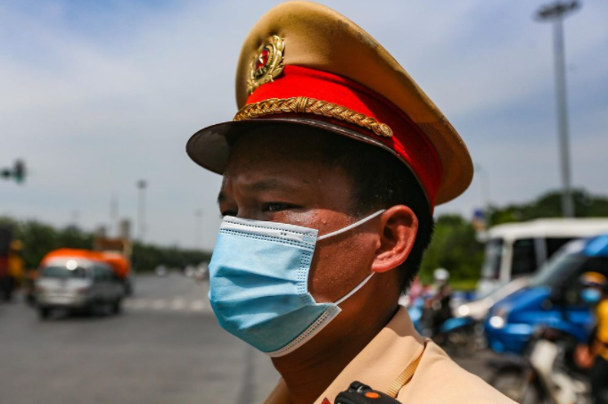 Tôi được mệnh danh là người có làn da “bánh mật” nhất đội do thường xuyên làm việc vào ca nắng nhất trong ngày. Tôi từng nghĩ mình khó có thể “trụ vững” dưới cái nóng này. Thế nhưng, dần dần tôi cũng quen với công việc. 