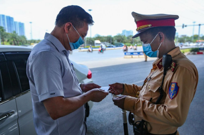 Tài xế được yêu cầu xuất trình giấy tờ. Sau đó, chúng tôi nhanh chóng lập biên bản xử lý để họ có thể di chuyển, tránh phải chờ đợi lâu dưới nắng nóng.