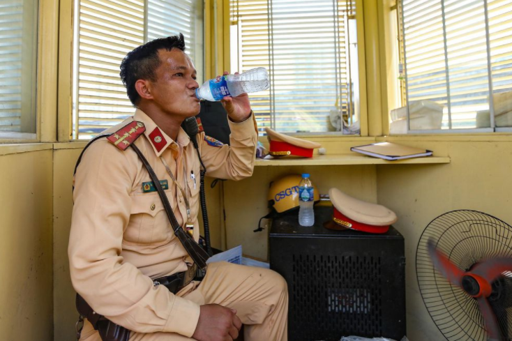 Công việc cứ tiếp tục lặp lại như vậy cho đến khi ca trực kết thúc lúc 14h. Tôi cùng đồng đội thấm mệt vì nắng gắt. 