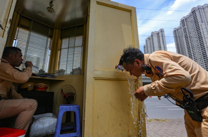Nơi duy nhất tôi và đồng đội có thể tranh thủ vào nghỉ ngơi là bốt trực. Tại đây, thùng nước đá được chúng tôi để trước quạt nhằm tạo hơi mát. Nếu không có các thùng nước đá này, quạt thổi ra chỉ toàn hơi nóng. 