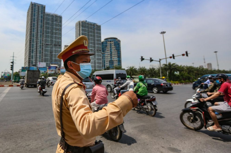 Lúc này, lượng xe cộ giảm do tác động của dịch Covid-19, chúng tôi chủ yếu hướng dẫn cho xe đi đúng làn đường, tránh xảy ra xung đột.