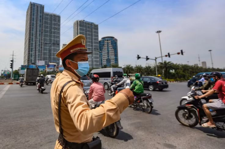 Lúc này, lượng xe cộ giảm do tác động của dịch Covid-19, chúng tôi chủ yếu hướng dẫn cho xe đi đúng làn đường, tránh xảy ra xung đột.