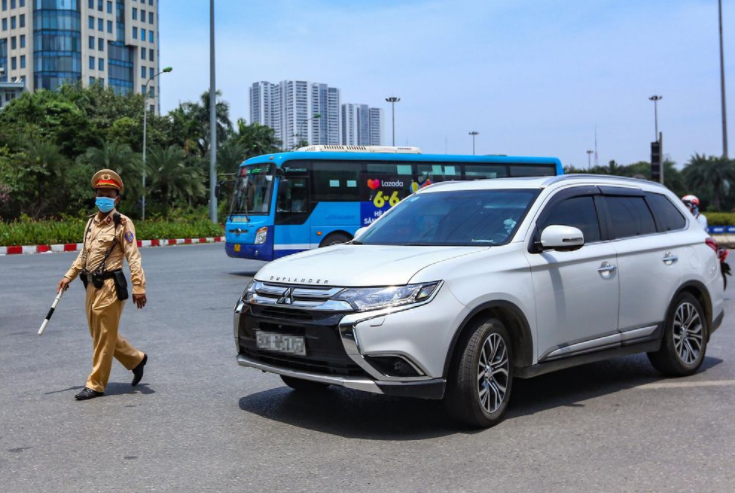 Một ôtô đi sai làn đường bị camera giám sát ghi lại. Thông tin sau đó được chuyển qua bộ đàm để tôi ra hiệu lệnh dừng xe.