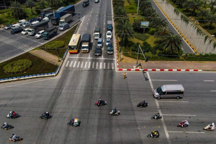 Tôi được ban lãnh đạo giao nhiệm vụ làm việc trực tiếp tại các chốt giao thông trọng điểm trên địa bàn. Hôm nay, chỉ huy giao nhiệm vụ cho tôi tại nút giao vành đai 3 - đại lộ Thăng Long. 