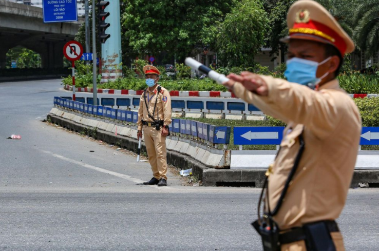 Chúng tôi được chia thành 4 ca làm việc mỗi ngày. Mỗi ca trực kéo dài 4 giờ. Người đồng hành cùng tôi hôm nay là thượng úy Đặng Hoàng Anh.
