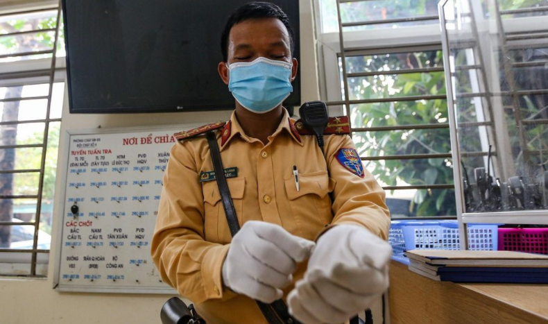 Hôm nay, tôi trực kíp 10h-14h. Đây là thử thách lớn trong những ngày Hà Nội nắng nóng đỉnh điểm. Khoảng 30 phút trước ca trực, tôi chuẩn bị vài vật dụng cá nhân để che nắng và đảm bảo phòng dịch Covid-19.