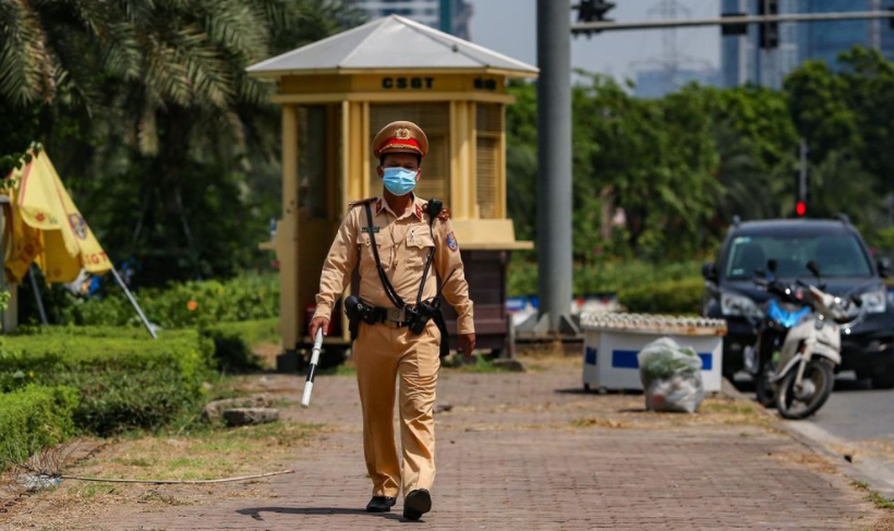 Mất khoảng 10 phút, tôi có mặt tại chốt. Tôi nhanh chóng thay ca cho đồng đội và vào vị trí làm việc.