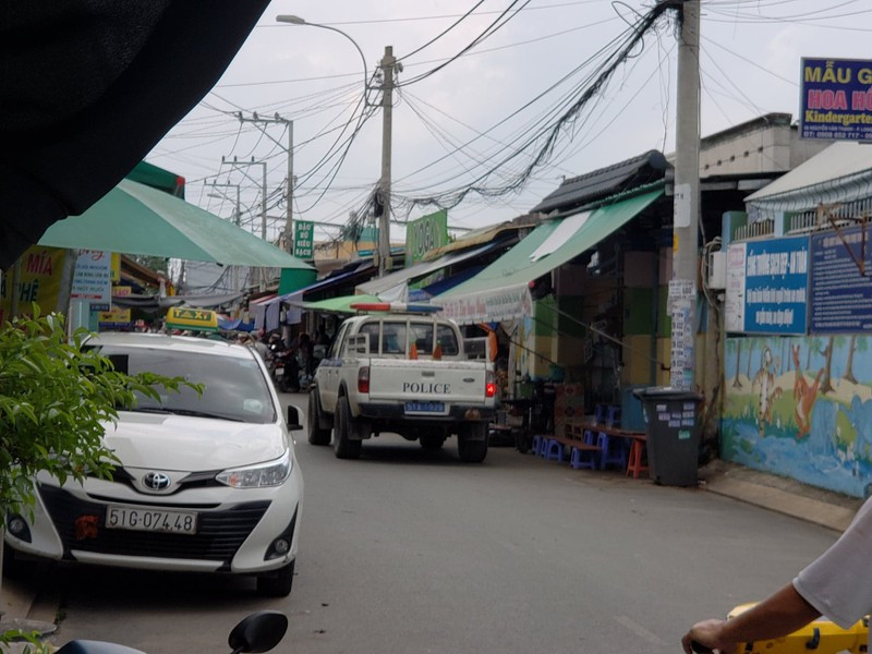  2 vợ chồng nguy kịch trong vụ cháy: Rạng sáng 1/6, người dân nghe tiếng nổ lớn ở ki ốt bán hoa trên đường Nguyễn Văn Thạnh (khu vực chợ tự phát), phường Long Thạnh Mỹ (TP.Thủ Đức, TP HCM). Người dân sau đó phá cửa vào trong cứu hai vợ chồng anh P.L (32 tuổi) và chị N.T.B.L (37 tuổi, cùng quê Bình Thuận) đưa đi viện trong tình trạng nguy kịch. Công an xác định, có đối tượng đã dùng xăng đốt ki ốt này. Hiện Công an đang truy bắt đối tượng này. 